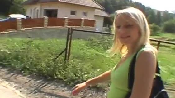 Girl gets a outdoor banging after oral pleasure